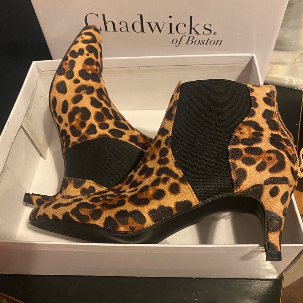 Chadwicks of Boston leopard print ankle boot booties kitten heel zip back 7 NEW